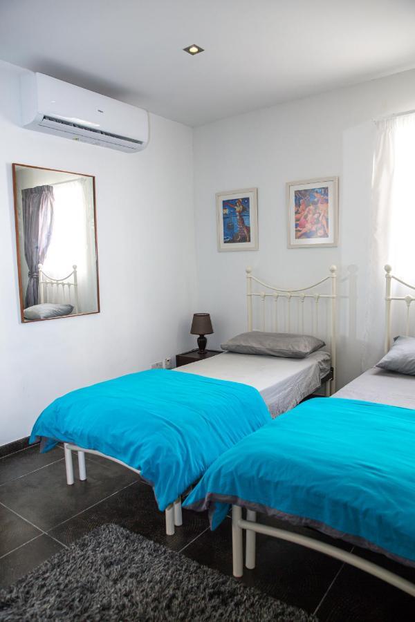 Апартаменты Dolmen Court Flat 10, Qawra Сент-Полс-Бей Экстерьер фото